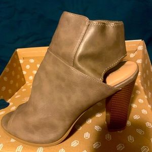 Super cute open toe bootie needs a home ❤️❤️